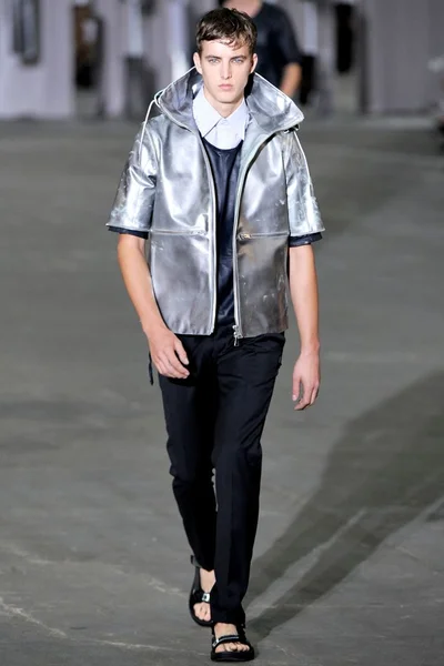 Look 16